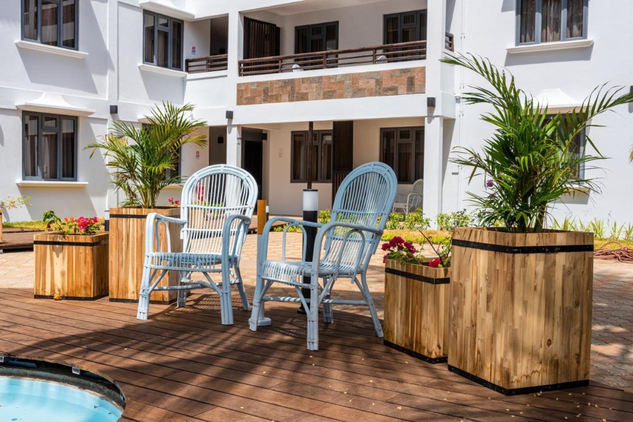 Les Cerisiers Beach Residence, Cosy And Modern 3 Bedroom Apartment Located 50 Metres From The Beach And From All Amenities And Restaurants On The Coastal Road Flic en Flac Екстер'єр фото