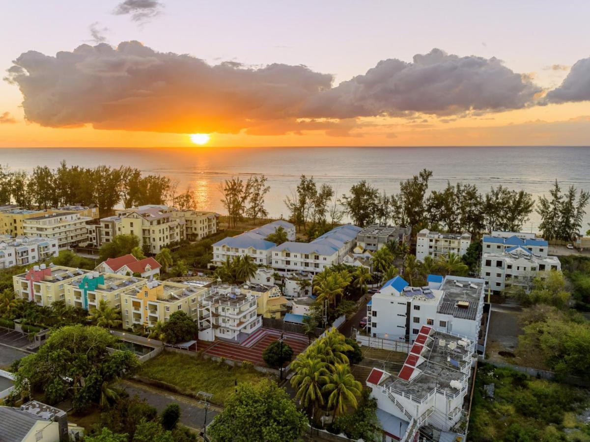 Les Cerisiers Beach Residence, Cosy And Modern 3 Bedroom Apartment Located 50 Metres From The Beach And From All Amenities And Restaurants On The Coastal Road Flic en Flac Екстер'єр фото