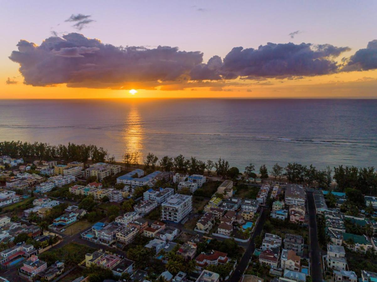 Les Cerisiers Beach Residence, Cosy And Modern 3 Bedroom Apartment Located 50 Metres From The Beach And From All Amenities And Restaurants On The Coastal Road Flic en Flac Екстер'єр фото