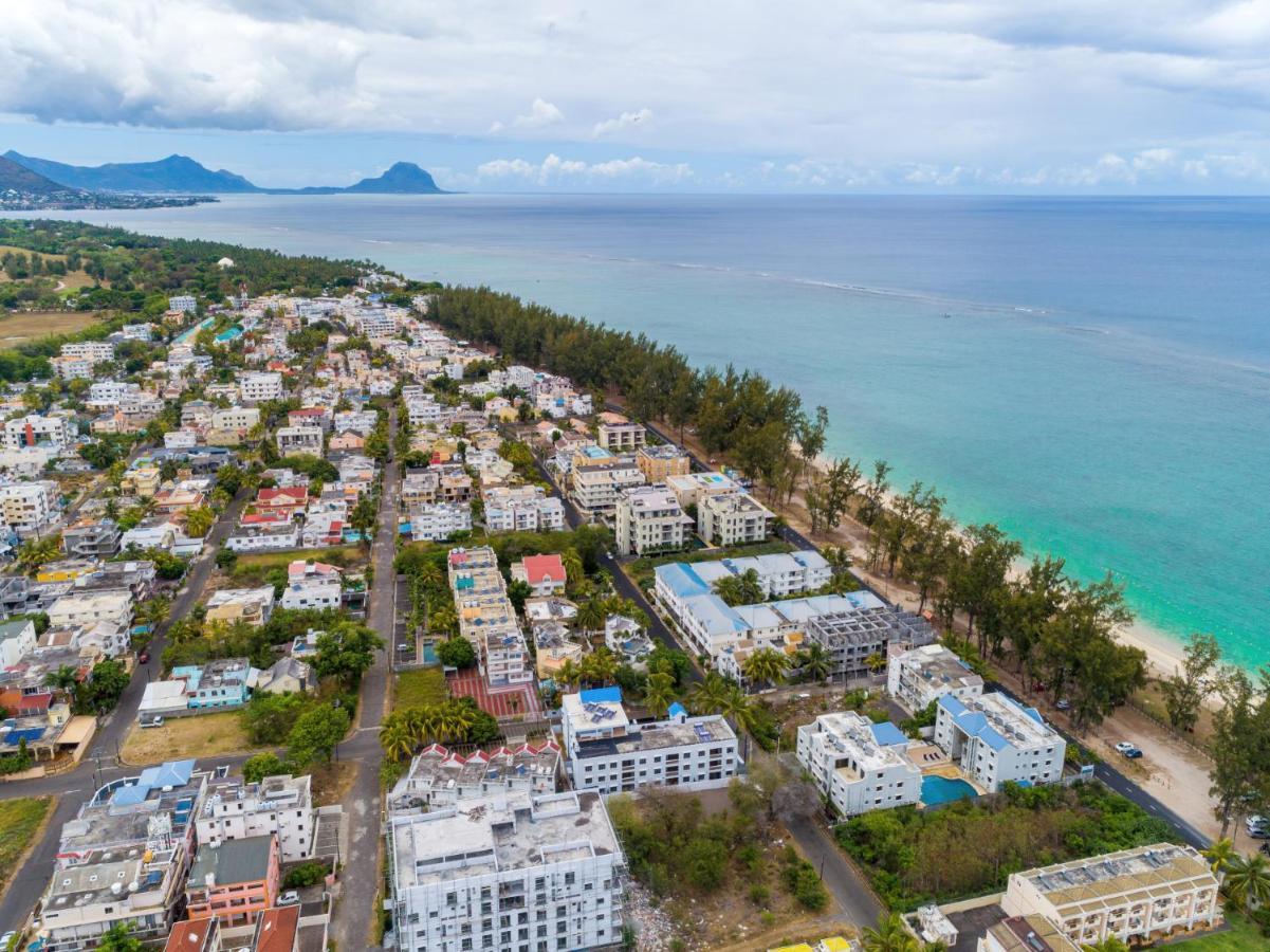 Les Cerisiers Beach Residence, Cosy And Modern 3 Bedroom Apartment Located 50 Metres From The Beach And From All Amenities And Restaurants On The Coastal Road Flic en Flac Екстер'єр фото