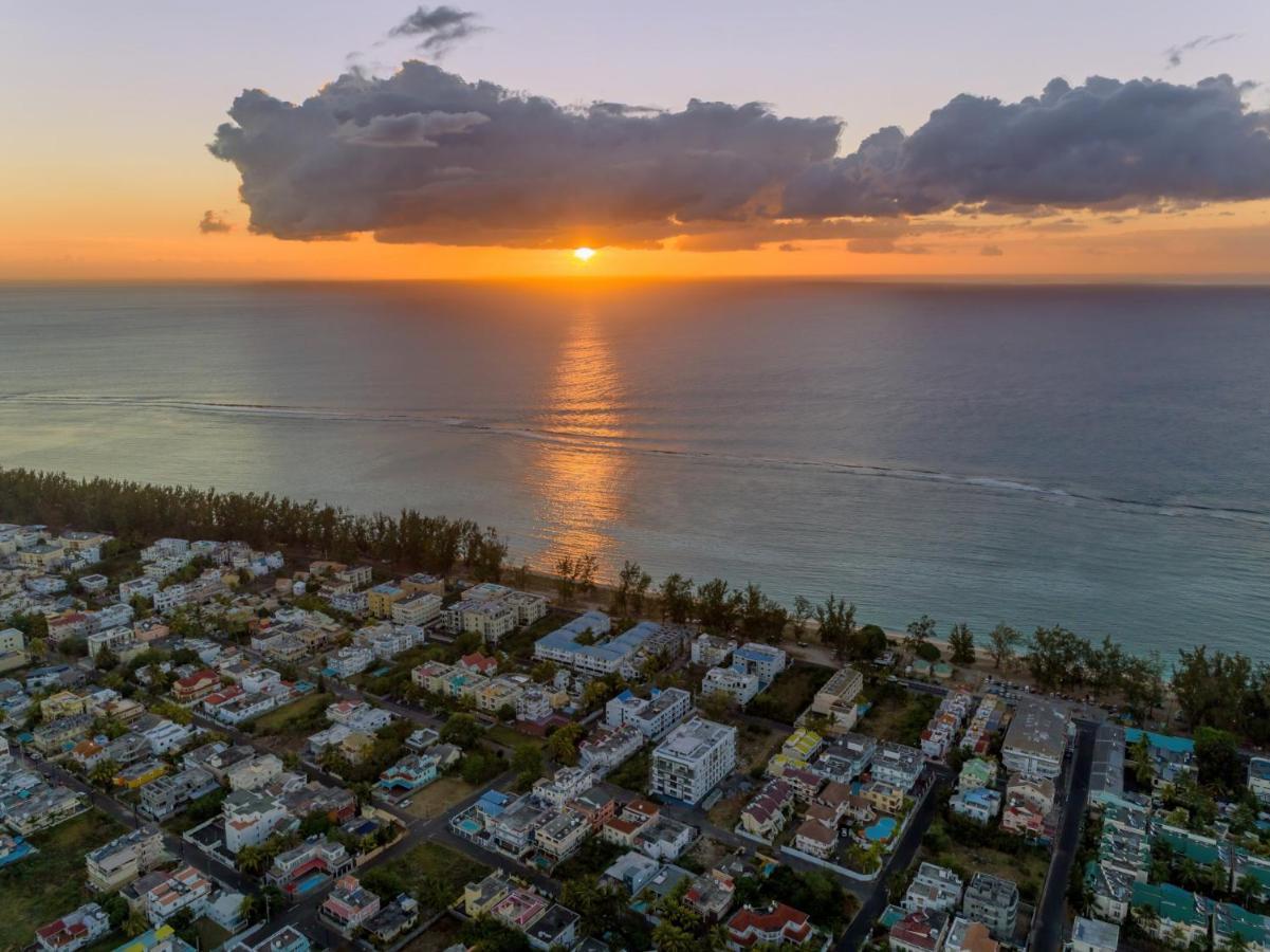 Les Cerisiers Beach Residence, Cosy And Modern 3 Bedroom Apartment Located 50 Metres From The Beach And From All Amenities And Restaurants On The Coastal Road Flic en Flac Екстер'єр фото